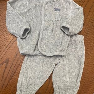 Carter’s 2 piece velour outfit 6m